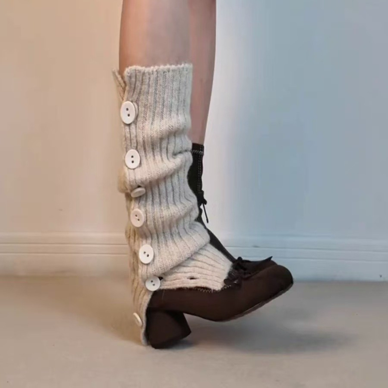 Francia balett-stílusú csizmák fodorral, oldalsó cipzárral, 6–8 cm vastag sarok, PU felső rész, báránybőr bélés