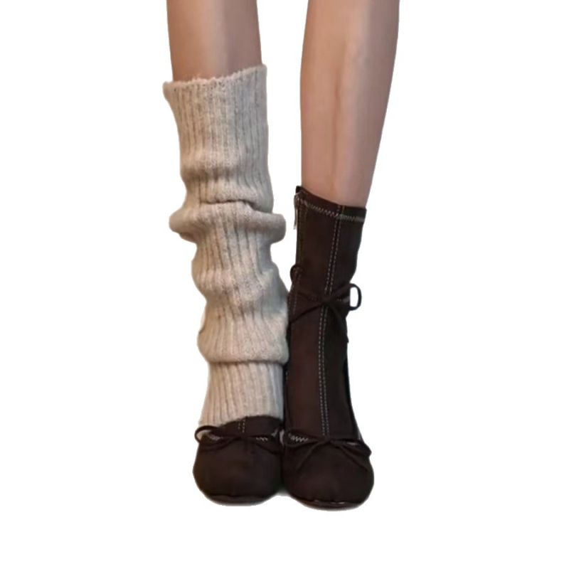 Francia balett-stílusú csizmák fodorral, oldalsó cipzárral, 6–8 cm vastag sarok, PU felső rész, báránybőr bélés