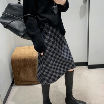 Γυναικείες στενές μπότες μέχρι το γόνατο | Άνω μέρος: split leather; Δάχτυλο: στρογγυλό; Τακούνι: χαμηλό (1–3 cm); Μήκος σωλήνα: υψηλός; Σόλα: καουτσούκ