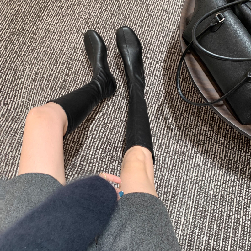 Γυναικείες στενές μπότες μέχρι το γόνατο | Άνω μέρος: split leather; Δάχτυλο: στρογγυλό; Τακούνι: χαμηλό (1–3 cm); Μήκος σωλήνα: υψηλός; Σόλα: καουτσούκ