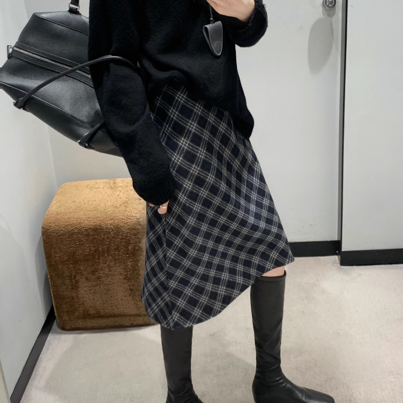 Γυναικείες στενές μπότες μέχρι το γόνατο | Άνω μέρος: split leather; Δάχτυλο: στρογγυλό; Τακούνι: χαμηλό (1–3 cm); Μήκος σωλήνα: υψηλός; Σόλα: καουτσούκ