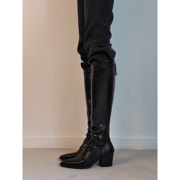 Valódi bőrből készült magasszárú csizma, hegyes orr, hátul cipzár, 3–5 cm sarok, báránybőr bélés