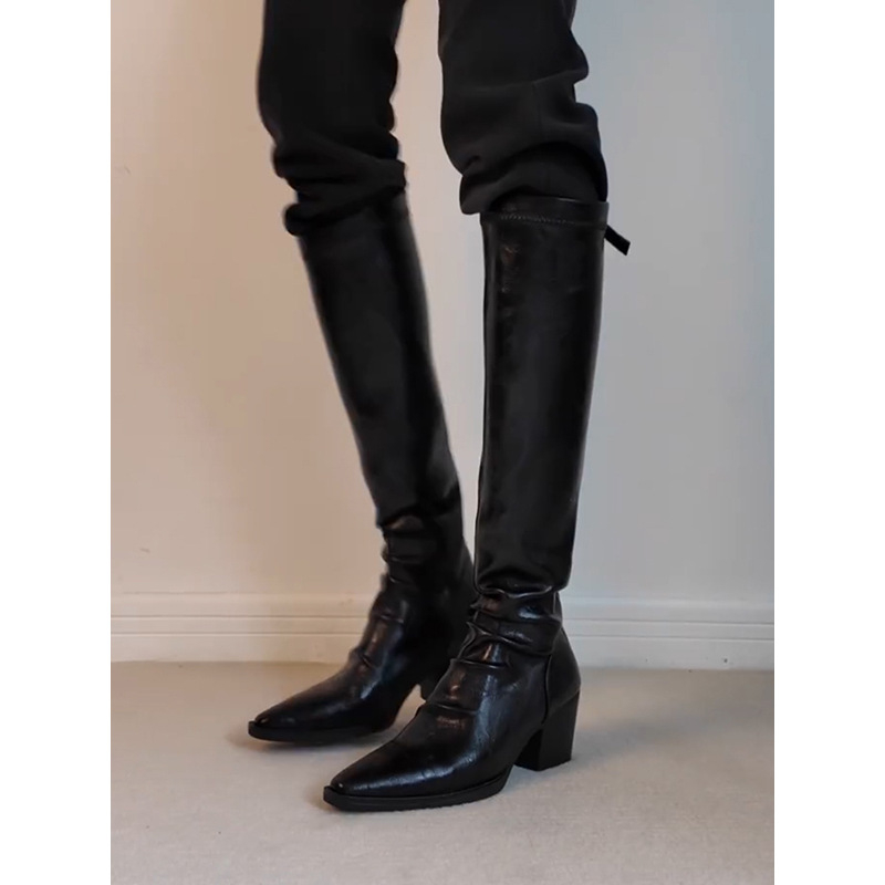 Valódi bőrből készült magasszárú csizma, hegyes orr, hátul cipzár, 3–5 cm sarok, báránybőr bélés