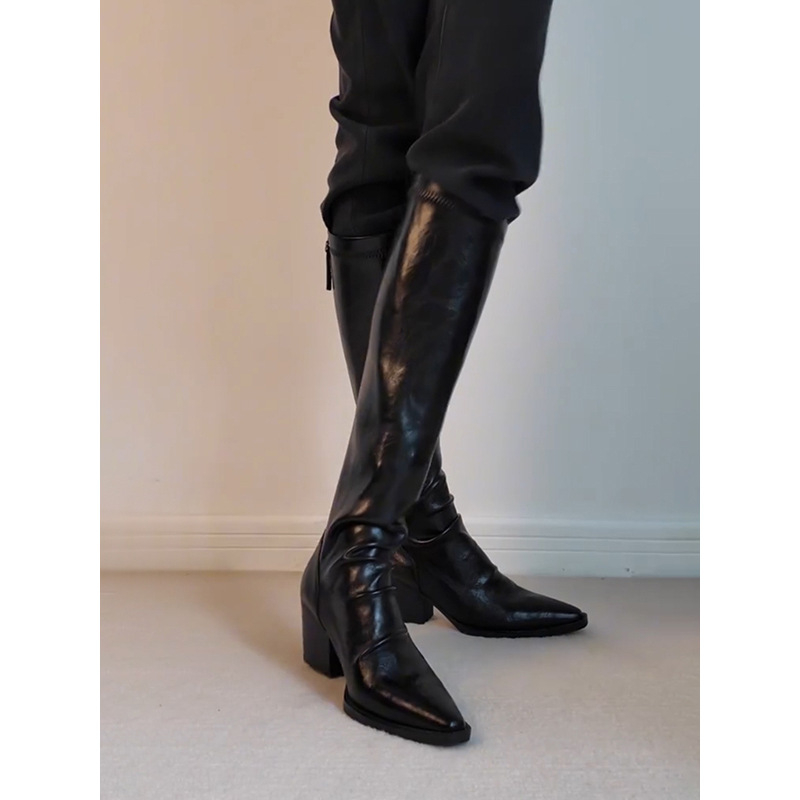 Valódi bőrből készült magasszárú csizma, hegyes orr, hátul cipzár, 3–5 cm sarok, báránybőr bélés