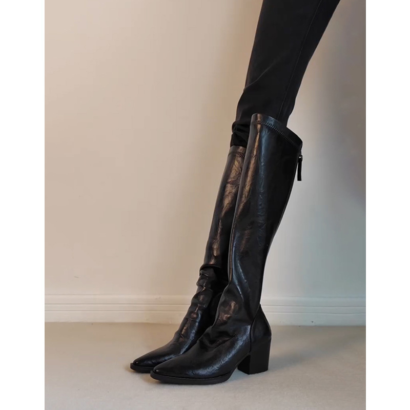 Valódi bőrből készült magasszárú csizma, hegyes orr, hátul cipzár, 3–5 cm sarok, báránybőr bélés