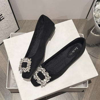 Női velúr cipő, négyszögletes orrú, diamant csattal, bolyhos belső, gumitalppal