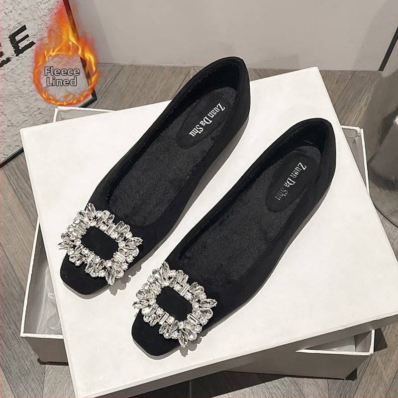 Női velúr cipő, négyszögletes orrú, diamant csattal, bolyhos belső, gumitalppal