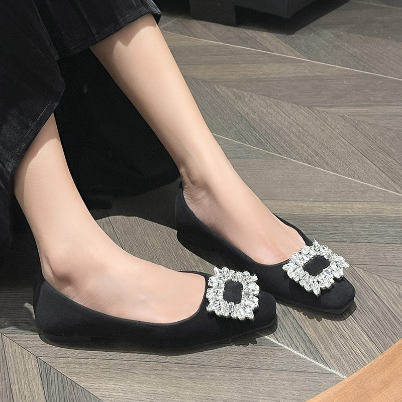 Női velúr cipő, négyszögletes orrú, diamant csattal, bolyhos belső, gumitalppal