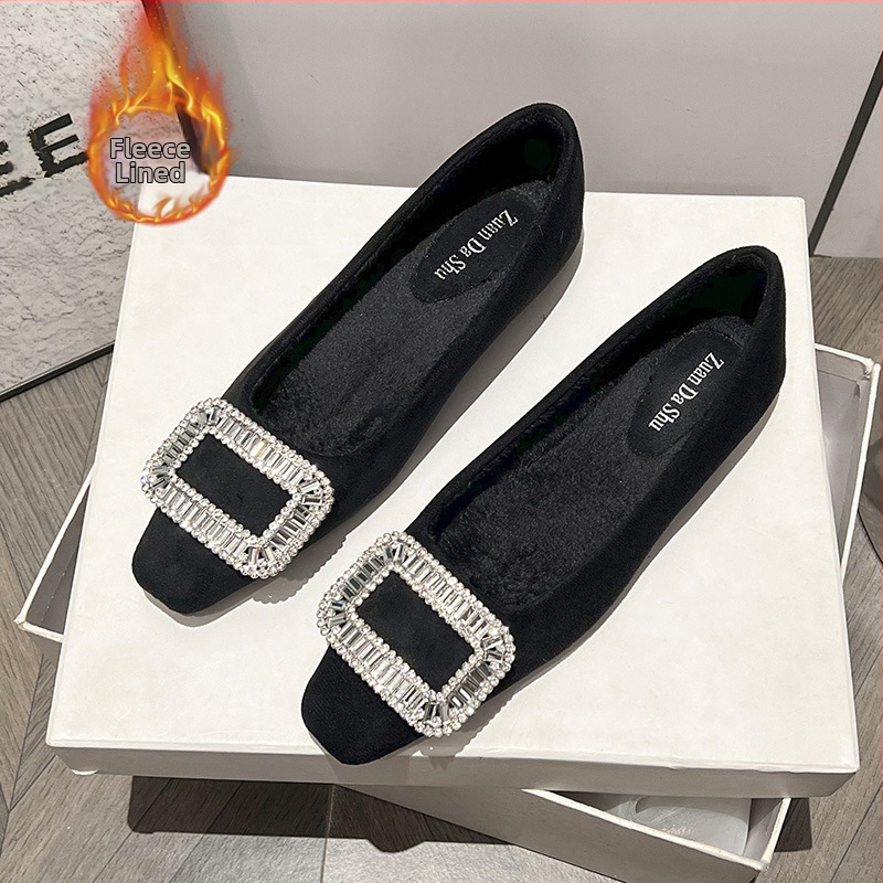 Női velúr cipő, négyszögletes orrú, diamant csattal, bolyhos belső, gumitalppal