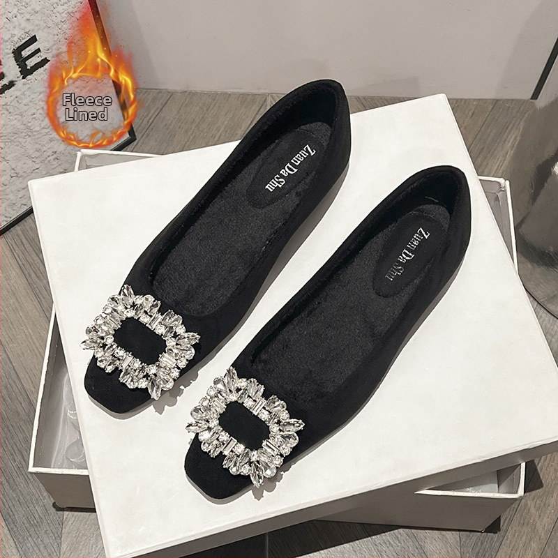 Női velúr cipő, négyszögletes orrú, diamant csattal, bolyhos belső, gumitalppal