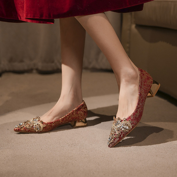 Ženske vjenčane cipele u kineskom stilu, slip-on, uski nos, gornji dio od mikrovlakna, kristalna kvadratna kopča, niski potpetica 1–3 cm