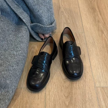 Ženske loafers s Velcro zatvaračem, zaobljeni vrh, gornji dio: Super Fiber, podstavljena ovčja koža, visina pete 3,5 cm