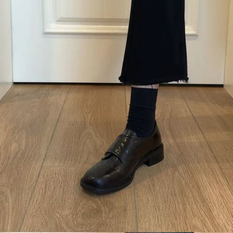 Ženske loafers s Velcro zatvaračem, zaobljeni vrh, gornji dio: Super Fiber, podstavljena ovčja koža, visina pete 3,5 cm
