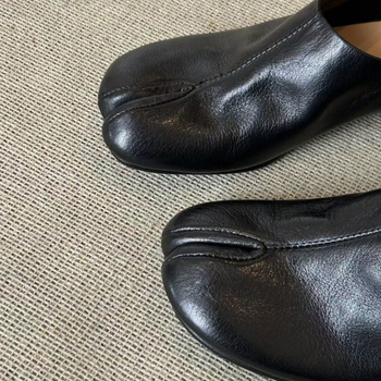 Női Split-Toe cipő, valódi bőr felsőrész, közepes sarok 3–6 cm, gumitalp, báránybőr belső