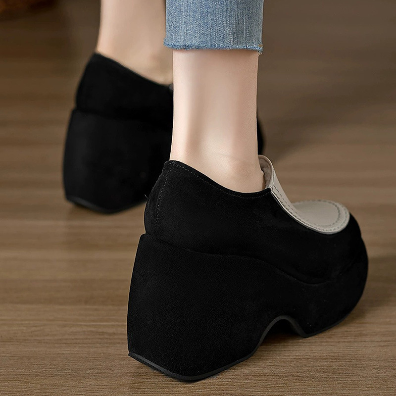 Platform mokaszín 10 cm-es sarokkal, kerek orrú, PU felső rész, gumí talp