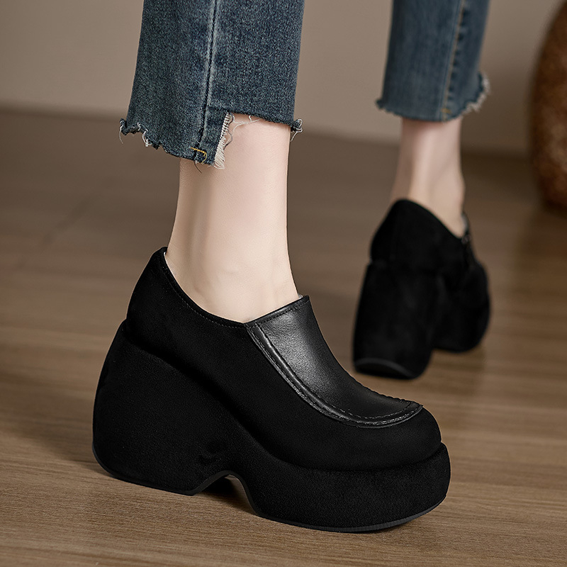 Platform mokaszín 10 cm-es sarokkal, kerek orrú, PU felső rész, gumí talp