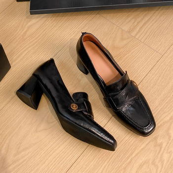 Ikdienas pārvietošanai paredzēti loafers ar kvadrātveida purnu, divslāņu govju ādas augšdaļa, 3–5 cm bieza papēdis, gumijas zole