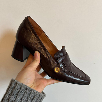 Ikdienas pārvietošanai paredzēti loafers ar kvadrātveida purnu, divslāņu govju ādas augšdaļa, 3–5 cm bieza papēdis, gumijas zole