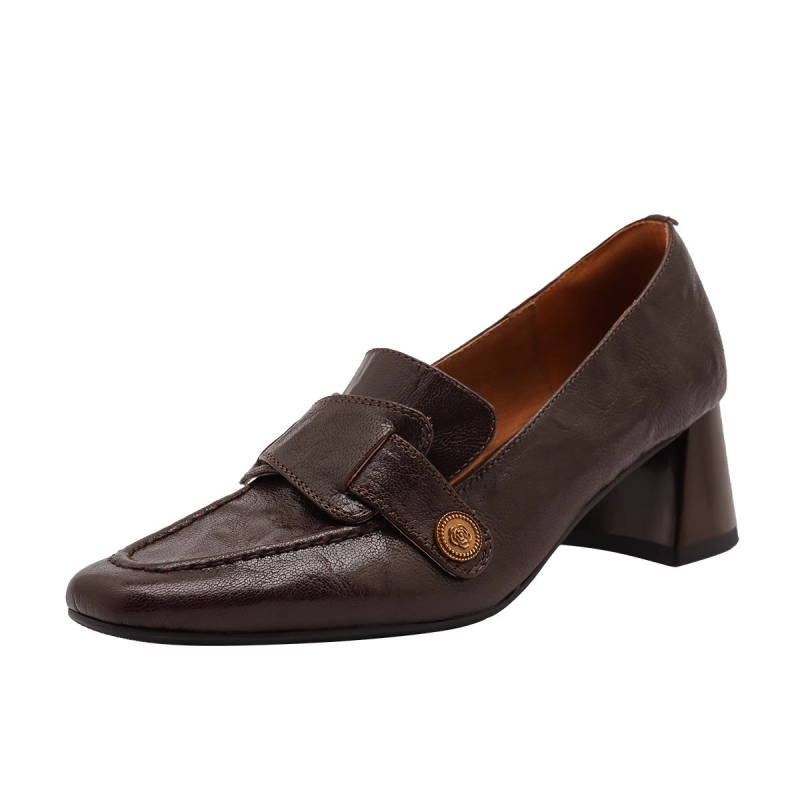 Ikdienas pārvietošanai paredzēti loafers ar kvadrātveida purnu, divslāņu govju ādas augšdaļa, 3–5 cm bieza papēdis, gumijas zole