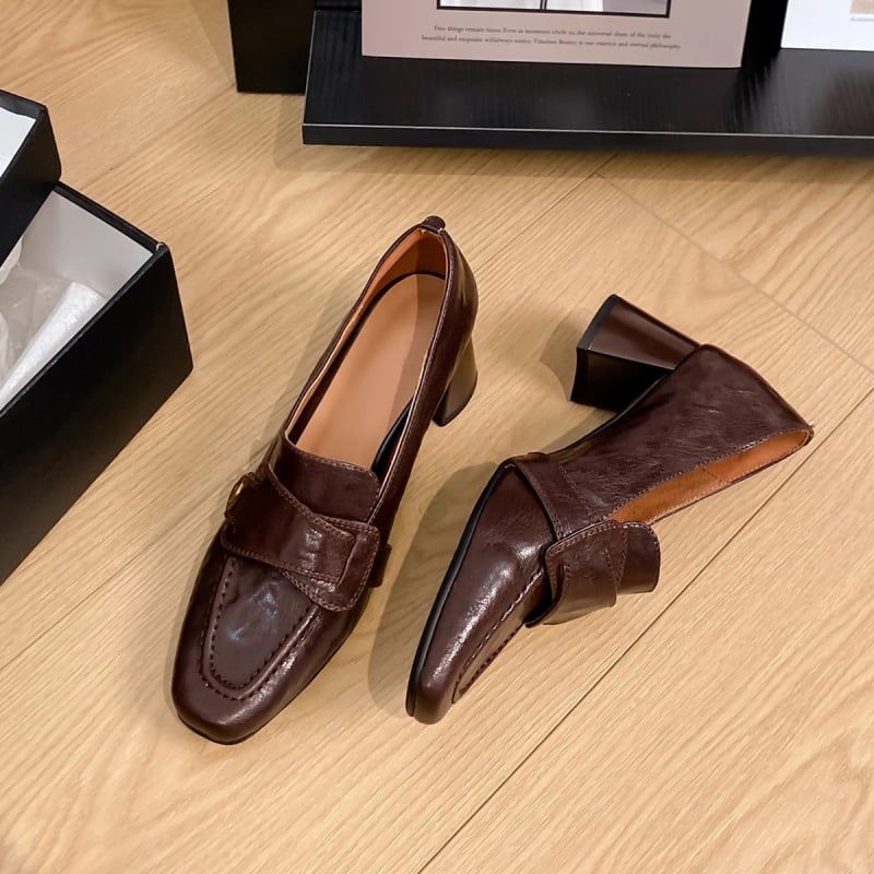 Ikdienas pārvietošanai paredzēti loafers ar kvadrātveida purnu, divslāņu govju ādas augšdaļa, 3–5 cm bieza papēdis, gumijas zole