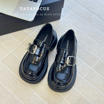 Ženski loafers od kože goveda, okrugli vrh, srednja peta 3–6 cm, kopča s kaišem