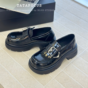 Ženski loafers od kože goveda, okrugli vrh, srednja peta 3–6 cm, kopča s kaišem