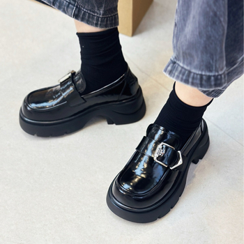 Ženski loafers od kože goveda, okrugli vrh, srednja peta 3–6 cm, kopča s kaišem