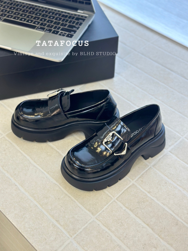 Ženski loafers od kože goveda, okrugli vrh, srednja peta 3–6 cm, kopča s kaišem