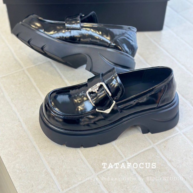 Ženski loafers od kože goveda, okrugli vrh, srednja peta 3–6 cm, kopča s kaišem