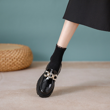 Loaferi ar apaļu purnu, 6–8 cm papēža augstums, gumijas zole, mikrošķiedras iekšpuse, angļu stils