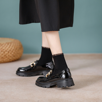 Loaferi ar apaļu purnu, 6–8 cm papēža augstums, gumijas zole, mikrošķiedras iekšpuse, angļu stils