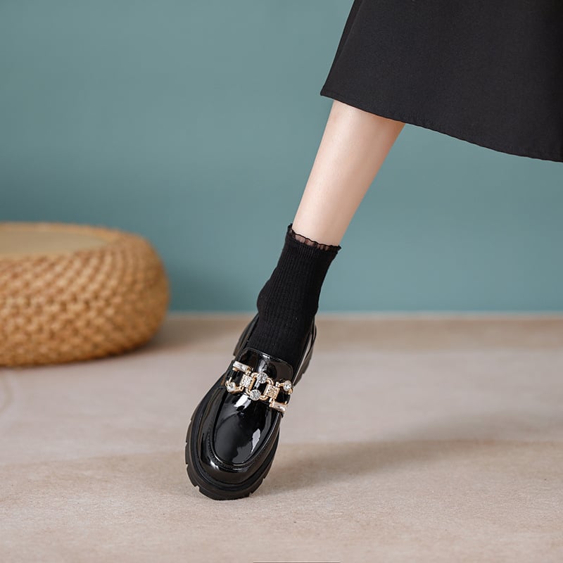 Loaferi ar apaļu purnu, 6–8 cm papēža augstums, gumijas zole, mikrošķiedras iekšpuse, angļu stils