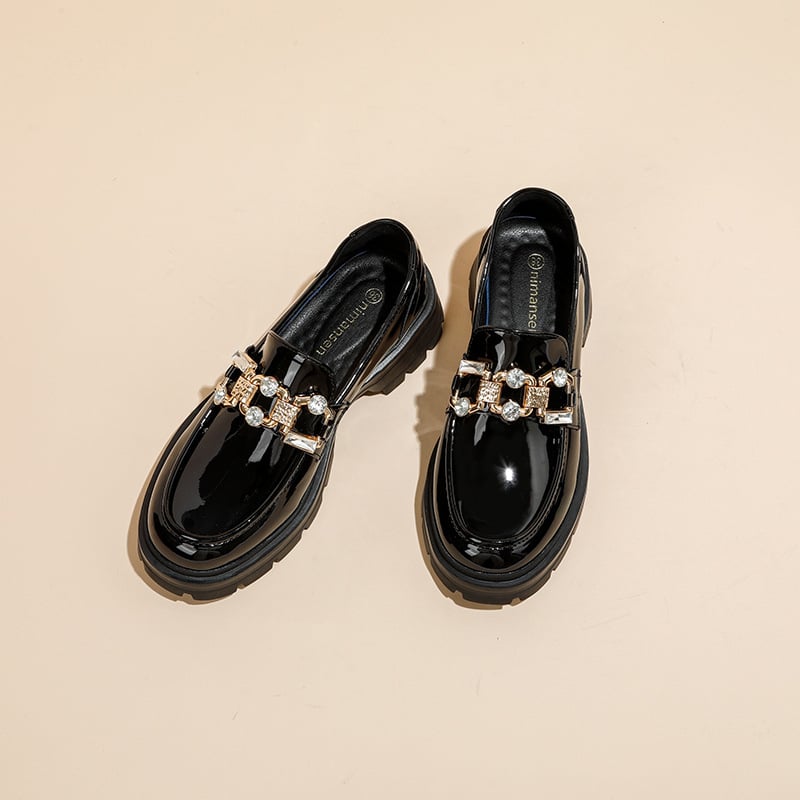 Loaferi ar apaļu purnu, 6–8 cm papēža augstums, gumijas zole, mikrošķiedras iekšpuse, angļu stils