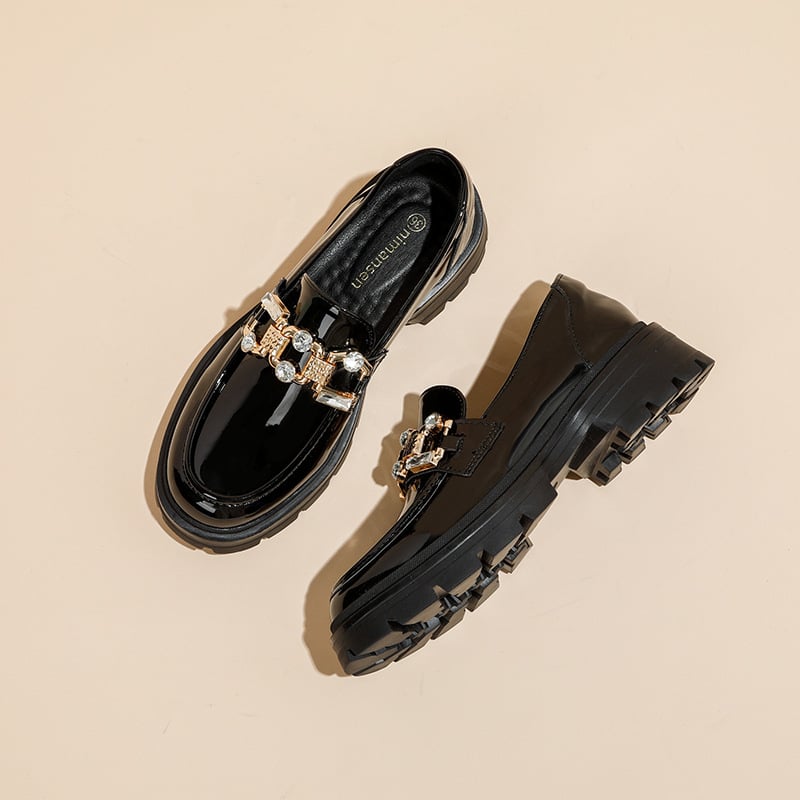 Loaferi ar apaļu purnu, 6–8 cm papēža augstums, gumijas zole, mikrošķiedras iekšpuse, angļu stils