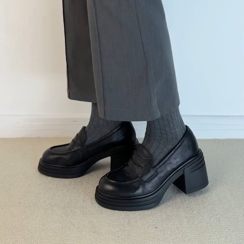 Sieviešu loaferi ar augšējo daļu no govja ādas, iekšējā odere no jēra ādas, apaļa purngals, gumijas zole, augsts 6–8 cm papēdis