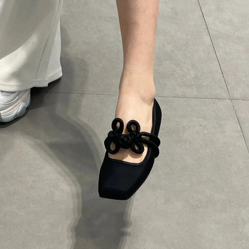 Mary Jane cipele sa satenskim gornjim dijelom, četvrtasti nos, niski pet 1–3 cm, gumeni potplat