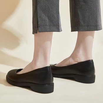 Pantofi damă fără toc, cu vârf rotund și talpă groasă — partea superioară: super fiber, talpă din cauciuc