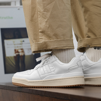 Skate tenisice s okruglim nosom, dvostruko kožna gornja strana od goveđe kože, niski peta 1-3 cm, gumeni potplat, vezanje na vezice