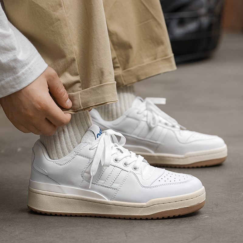 Skate tenisice s okruglim nosom, dvostruko kožna gornja strana od goveđe kože, niski peta 1-3 cm, gumeni potplat, vezanje na vezice