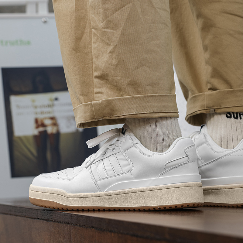 Skate tenisice s okruglim nosom, dvostruko kožna gornja strana od goveđe kože, niski peta 1-3 cm, gumeni potplat, vezanje na vezice