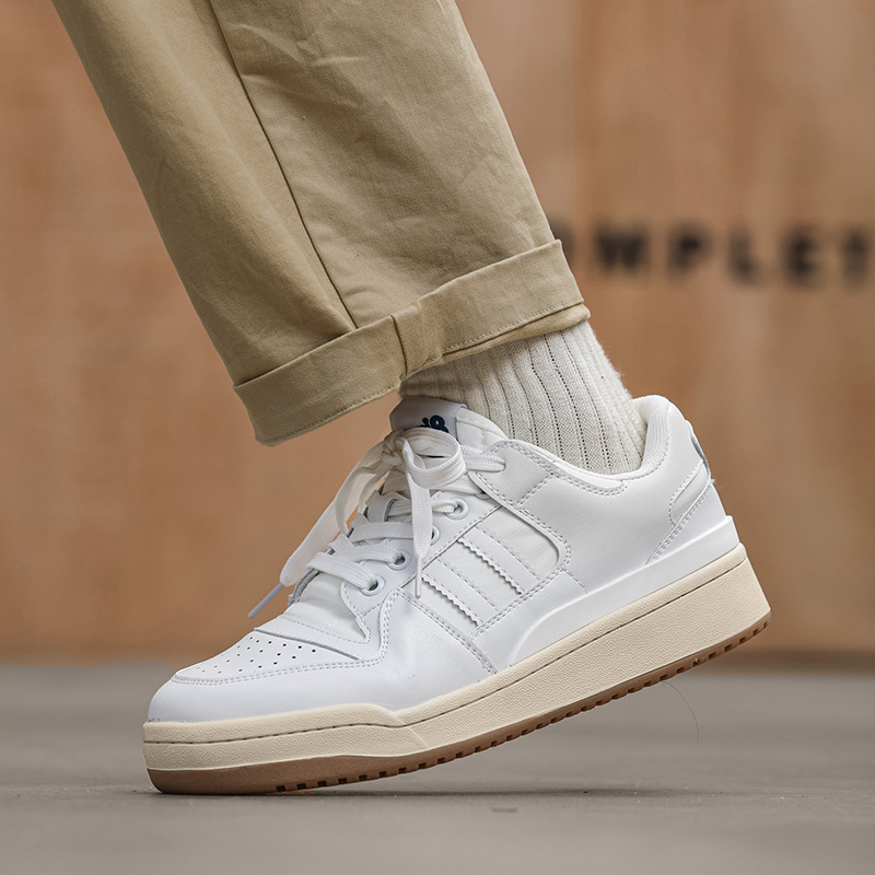 Skate tenisice s okruglim nosom, dvostruko kožna gornja strana od goveđe kože, niski peta 1-3 cm, gumeni potplat, vezanje na vezice