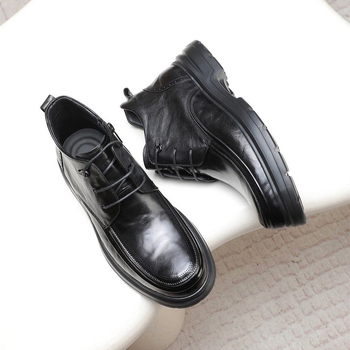 Ανδρικά μποτάκια Chelsea – επάνω μέρος από δέρμα πρώτης στρώσης, σόλα από αφρό καουτσούκ, χαμηλό ύψος τακουνιού 1–3 εκ, πάτος από φυσικό δέρμα, επένδυση από δέρμα χοίρου