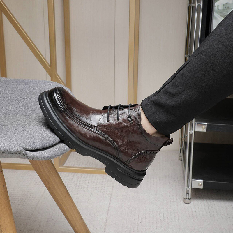 Ανδρικά μποτάκια Chelsea – επάνω μέρος από δέρμα πρώτης στρώσης, σόλα από αφρό καουτσούκ, χαμηλό ύψος τακουνιού 1–3 εκ, πάτος από φυσικό δέρμα, επένδυση από δέρμα χοίρου