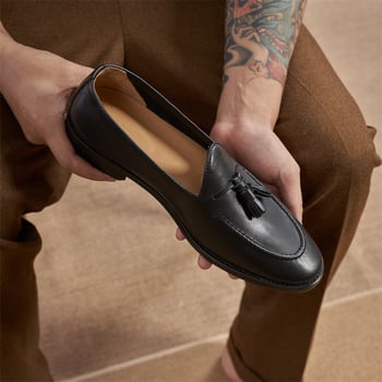 Muške ručno izrađene kožne mokasine s resicama, gumom na potplati, okruglom vrhu i niskim kvadratnim petom