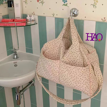 Crossbody torba s urbanim stilom, poliester materijal, horizontalni kvadratni oblik, zatvaranje zipom, unutarnja džep sa zipom, jedna naramenica