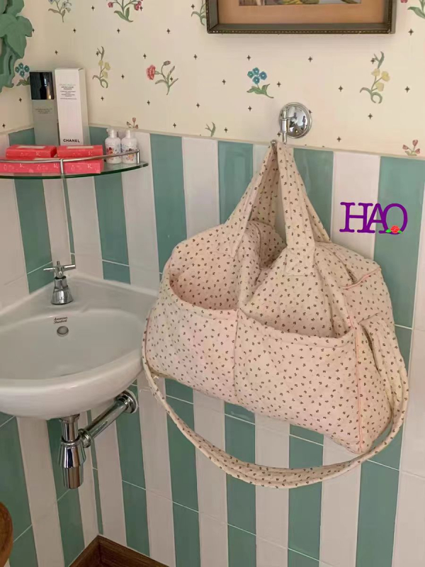 Crossbody torba s urbanim stilom, poliester materijal, horizontalni kvadratni oblik, zatvaranje zipom, unutarnja džep sa zipom, jedna naramenica