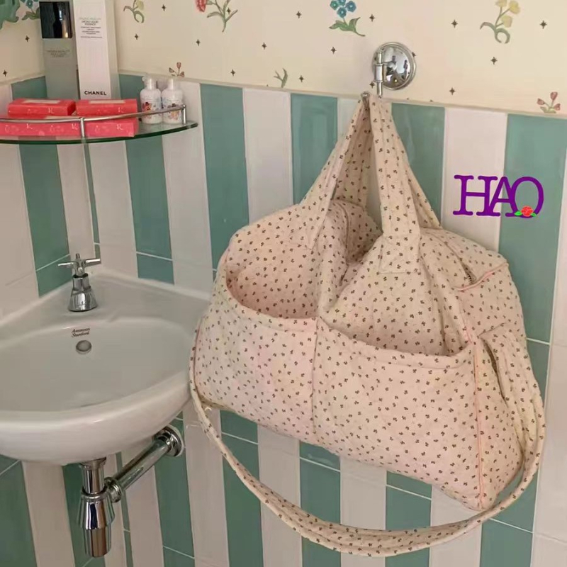 Crossbody torba s urbanim stilom, poliester materijal, horizontalni kvadratni oblik, zatvaranje zipom, unutarnja džep sa zipom, jedna naramenica