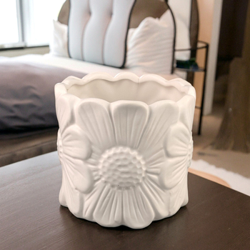 Keramička vaza s reljefnim cvjetnim motivom - ručno izrađena, glazirana, stolna dekoracija