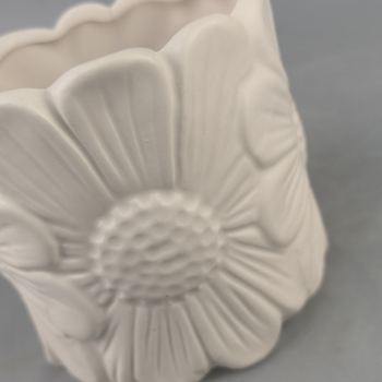 Keramička vaza s reljefnim cvjetnim motivom - ručno izrađena, glazirana, stolna dekoracija