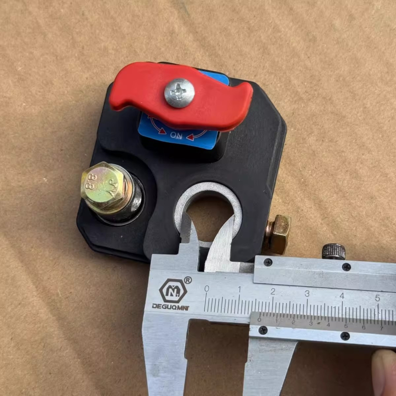 Automobilio baterijos išjungimo jungiklis 12V/24V, universalus, sustiprinta konstrukcija, klipo laikiklis, anti-nutekėjimo dizainas